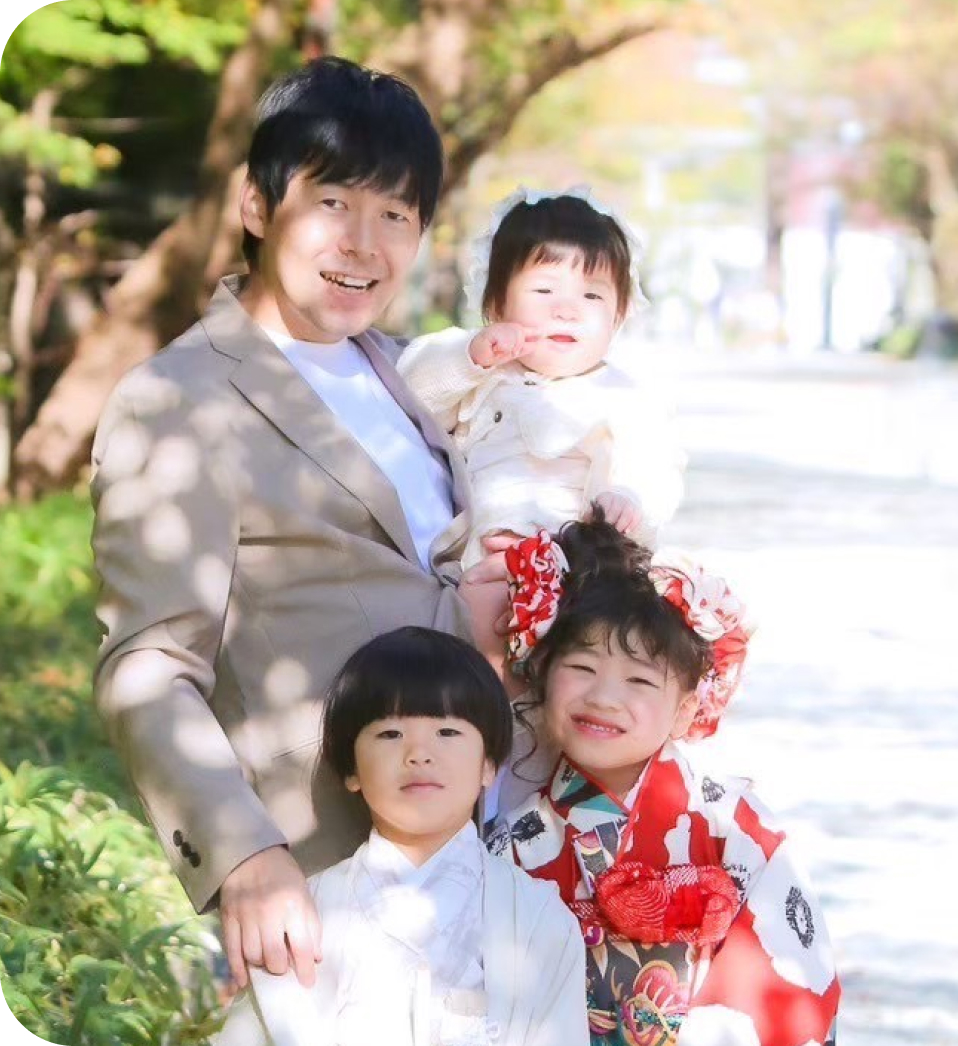 エアコンを掃除している男性